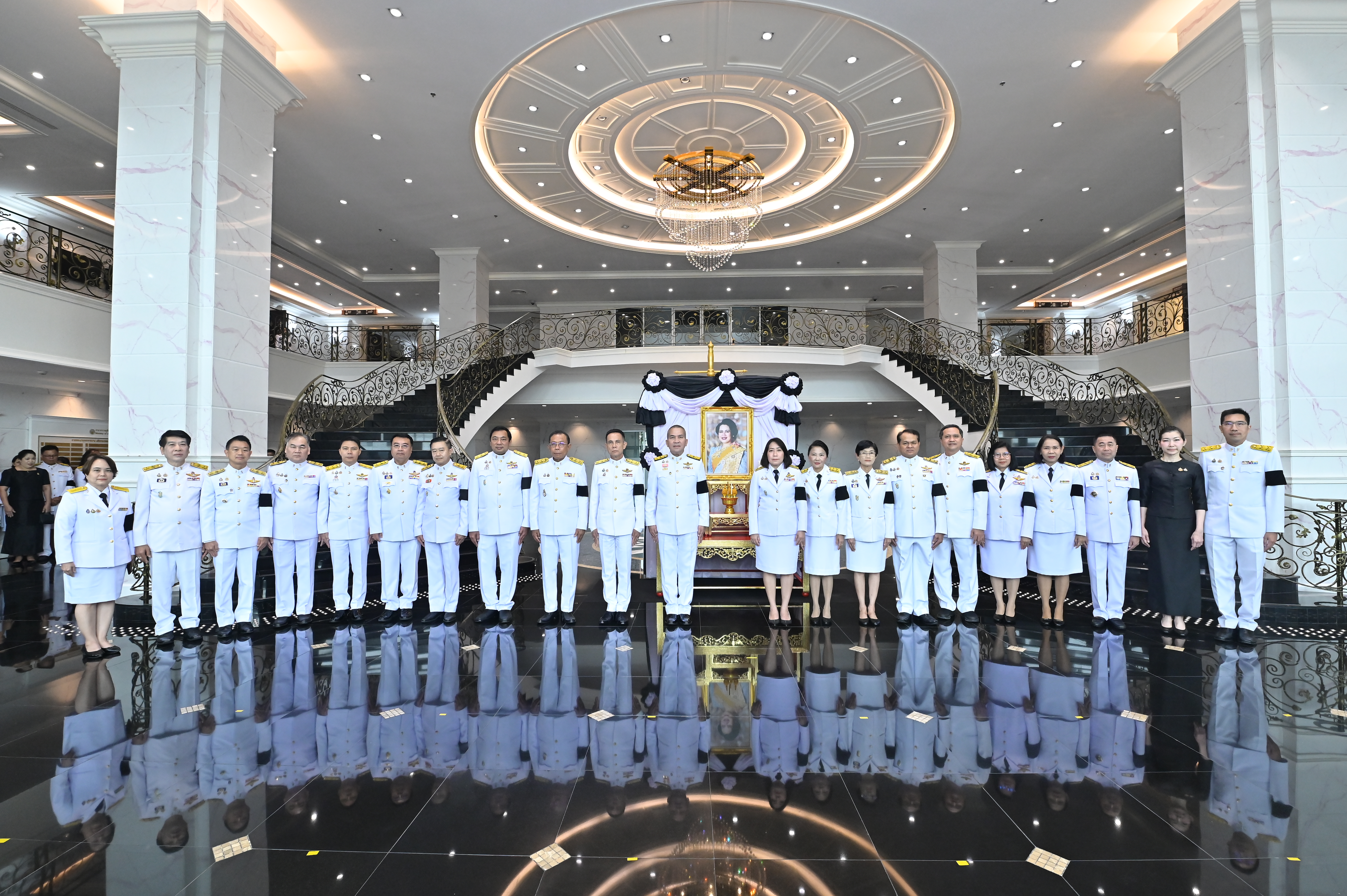 กรมบังคับคดีร่วมพิธีลงนามแสดงความอาลัย และถวายสักการะหน้าพระฉายาลักษณ์ สมเด็จพระนางเจ้าสิริกิติ์ พระบรมราชินีนาถ พระบรมราชชนนีพันปีหลวง